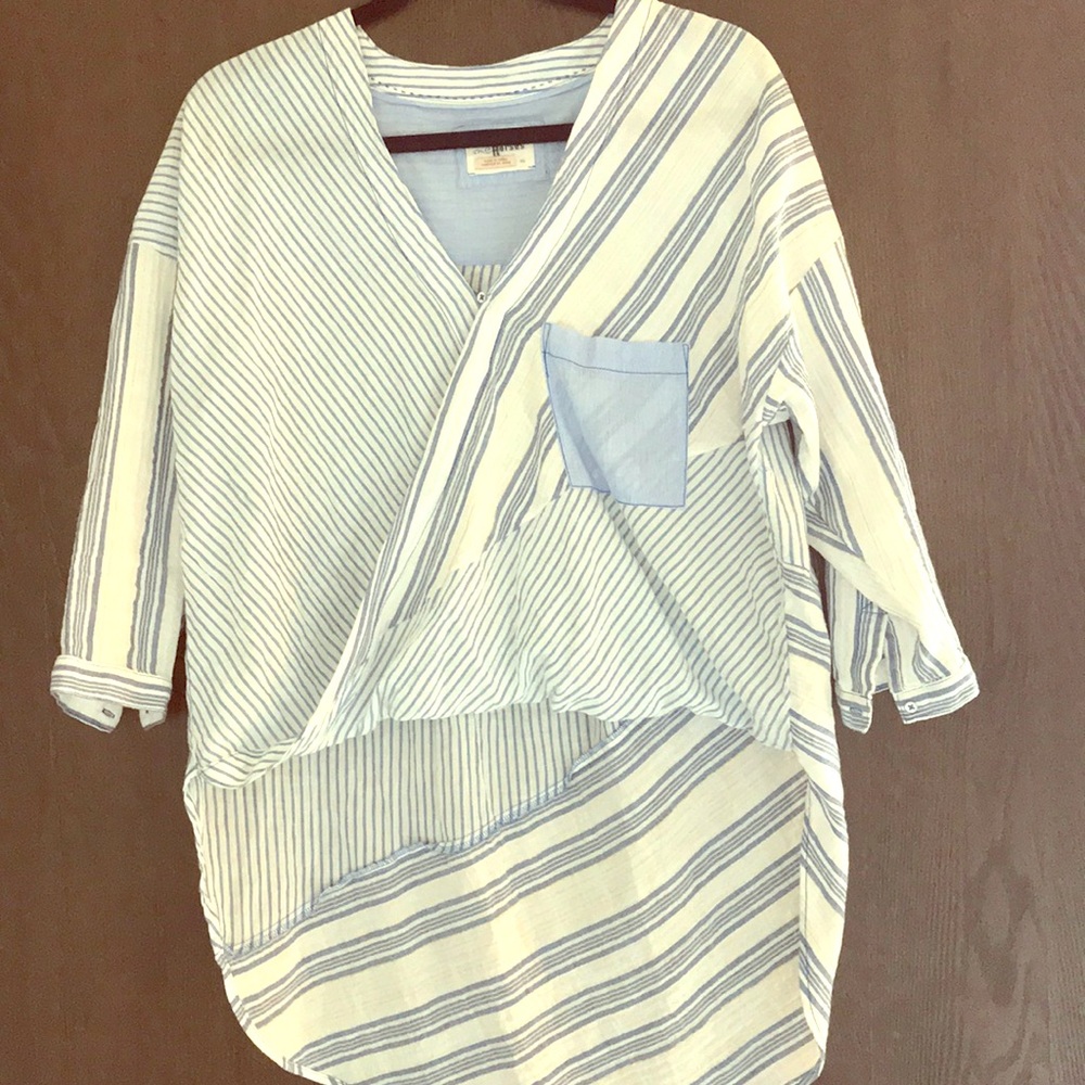 Holding horses blouse !